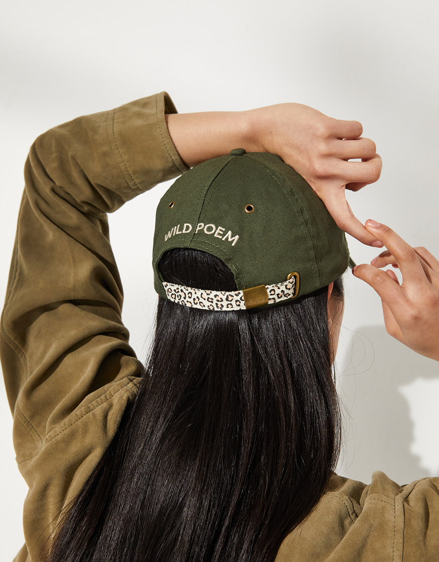 Casquette kaki à motifs léopard